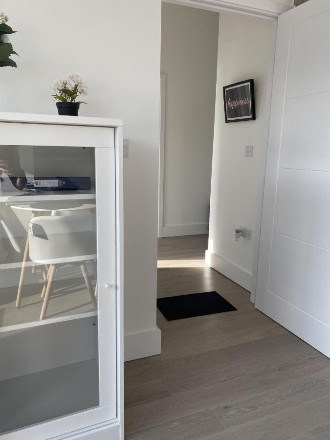 Central Location, Parking, Wi-Fi, Modern Apartment Milton Keynes Exterior foto